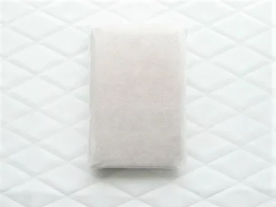 封筒を開けると、薄紙に包まれたケースが出てきました。この瞬間がワクワクします