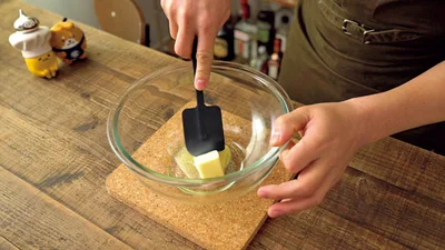 バターはあらかじめ室温におくか、硬ければ、電子レンジで10～20秒加熱する