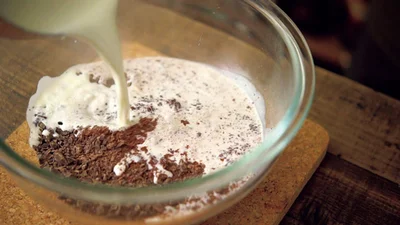 小鍋に生クリームを入れて温め、鍋肌がプツプツ泡立ったら火を止め、刻んだチョコに加える