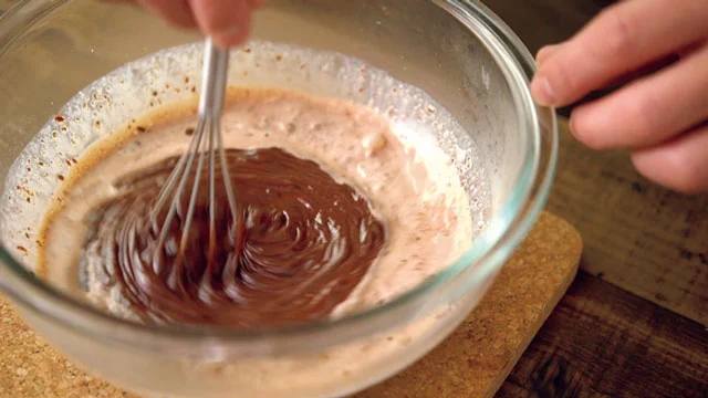 しばらくおいてチョコが温まったら、真ん中から混ぜて溶かす 