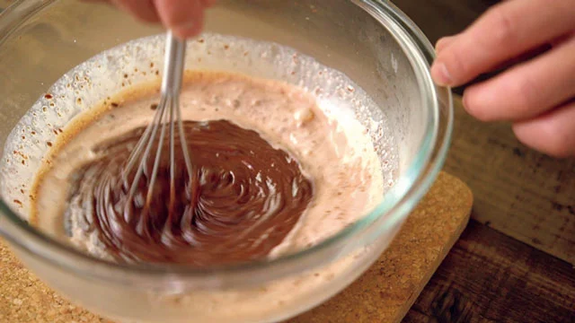 しばらくおいてチョコが温まったら、真ん中から混ぜて溶かす