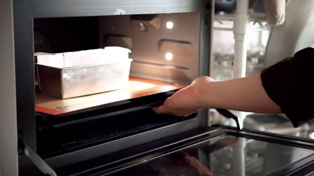 190℃に予熱したオーブンに入れて温度を180℃に下げ、35分焼く