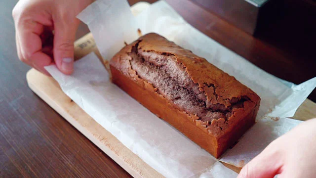 型から出し、クッキングシートをはがして冷ます