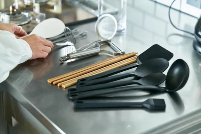 よく使うシリコンの調理ツールや菜箸、あまり出番のないマッシャーや網杓子などと、使用頻度に合わせて仕分けて。