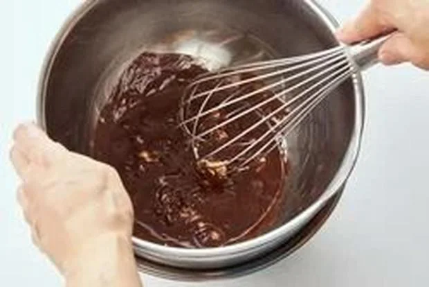 チョコレートは湯せんで溶かして。火にかけると分離したり、焦げたりしてしまうので注意を