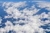 水や氷の粒からできているはずの「雲」が、空に浮かんでいられる理由／人類なら知っておきたい 地球の雑学（74）
