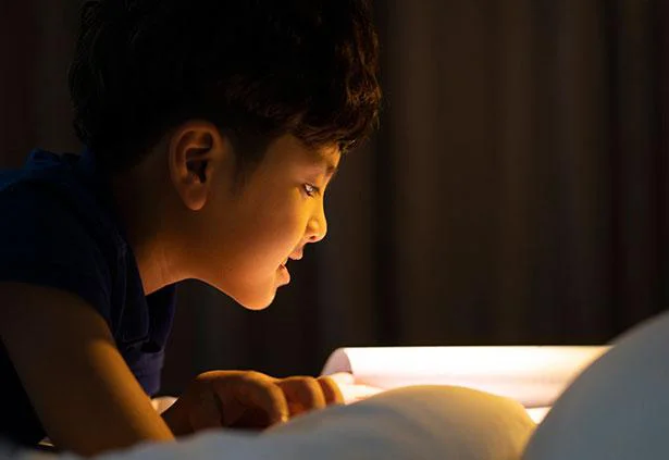 「暗いところで読書」は目が悪くなる？視力低下の本当の原因を探る！／人類なら知っておきたい 地球の雑学（84）