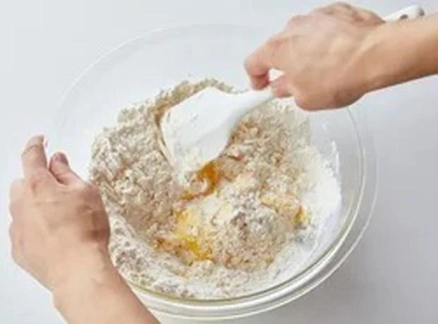 3.小麦粉を加えたら、ゴムべらに持ちかえて