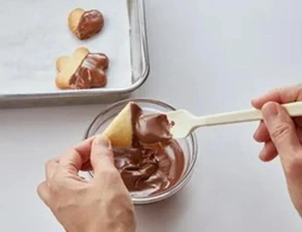 9.チョコレートはゴムベラで1つ1つ塗って