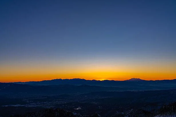 なぜ空は青く夕焼けは赤く見えるの？