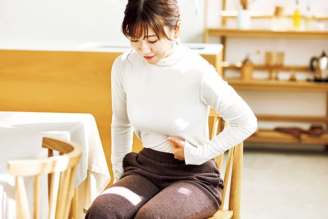 左のろっ骨から指先で胃の周りをマッサージ。押す場所は次の画像で確認!
