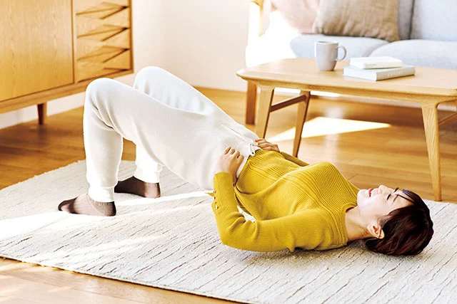 「そろそろ出したい」というときにぜひやってみて！「大腸押し」と「お尻を浮かせてストン」