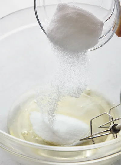 メレンゲ作りの砂糖は3回に分けて加えなくていい！