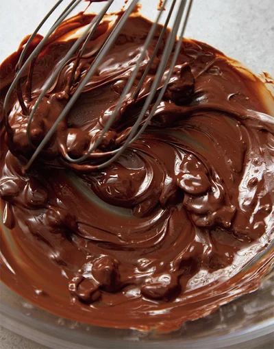 チョコレートを溶かし、バターと生クリームを温める