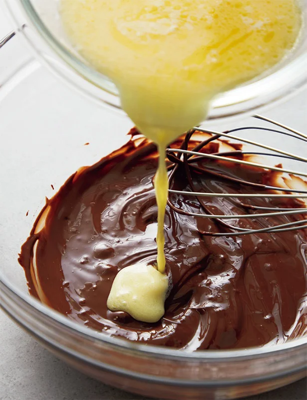 チョコレート、バター、生クリームを混ぜる