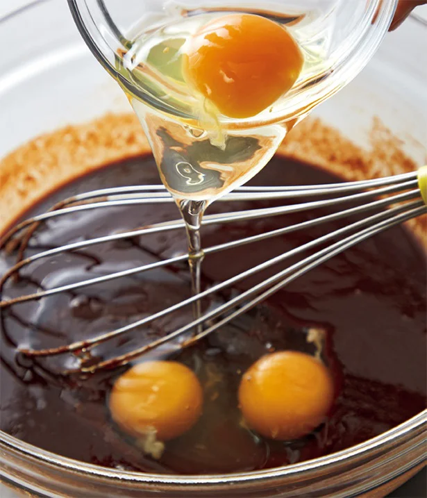チョコレートに卵を混ぜる