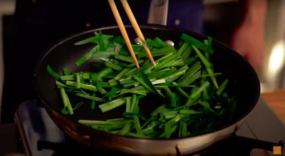 油をニラに絡めるイメージで混ぜる