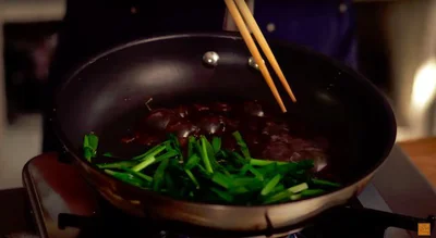 調味料がブワーッと煮立ったら、ニラと混ぜる