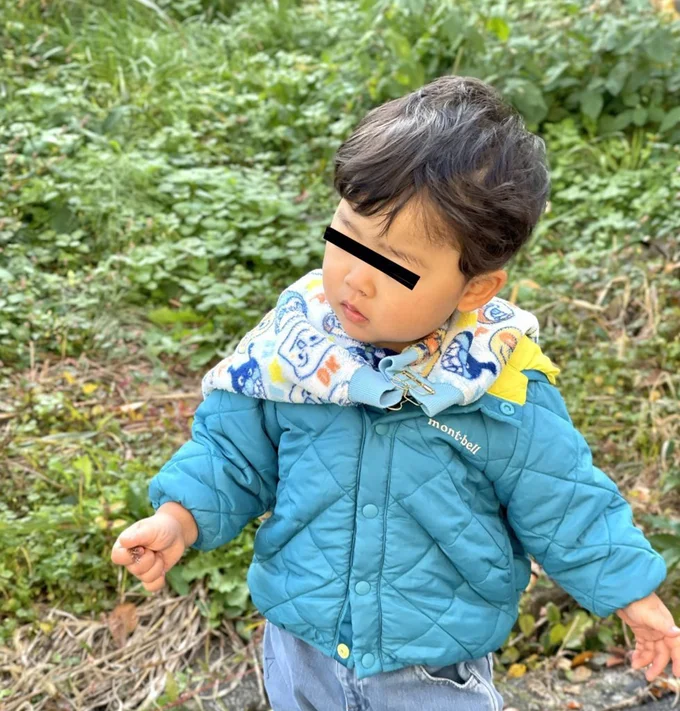2歳の次男くんの肩にかかるマントの正体とは…？　▶後ろ姿を確認