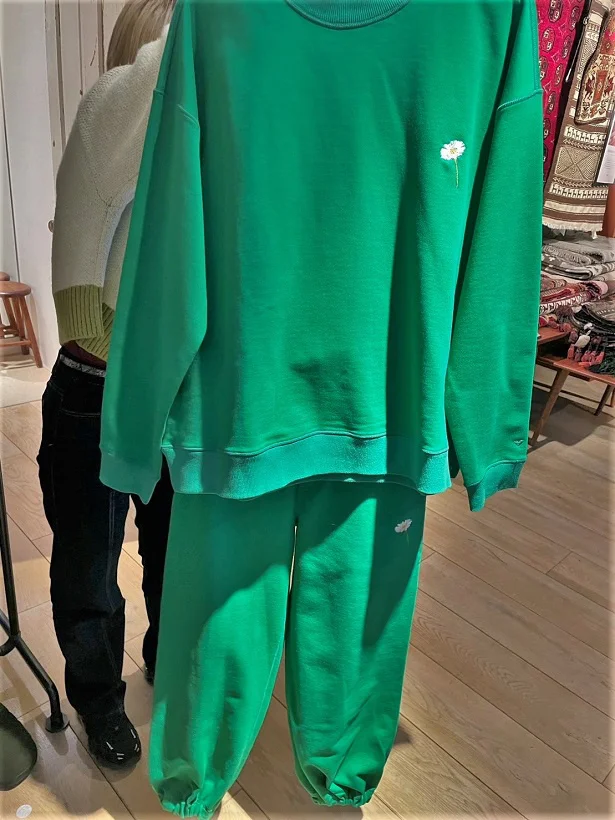 NEWS小山慶一郎さんが着用した衣装。お花の刺繍がワンポイントです!