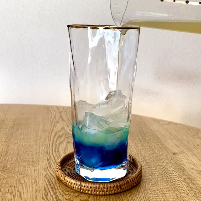 パイナップルジュースを注ぐ