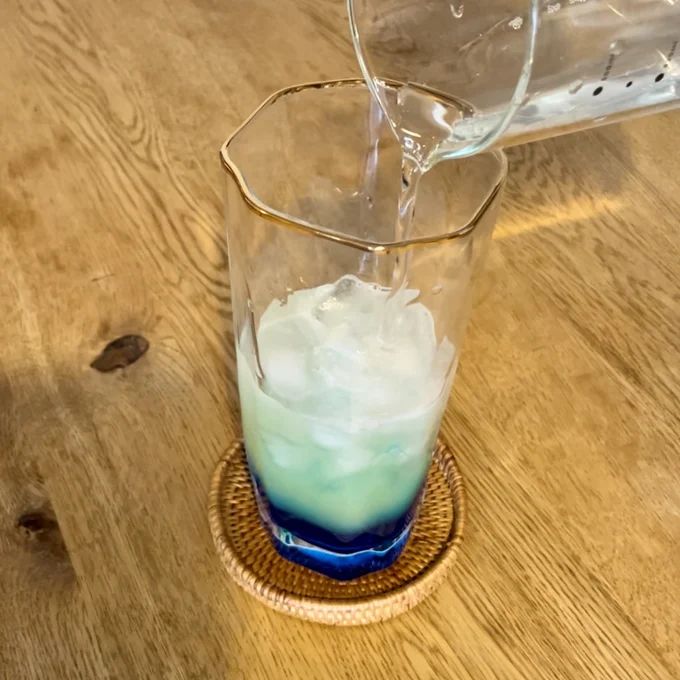 炭酸水を注ぐ