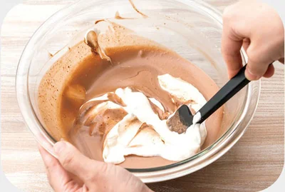 生クリーム120ccを8分立てまで泡立てたら、（4）に3分の1加えてしっかり混ぜる
