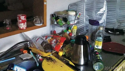 地震直後のキッチンは、食器や調理家電などが散乱し、とても危険な状態