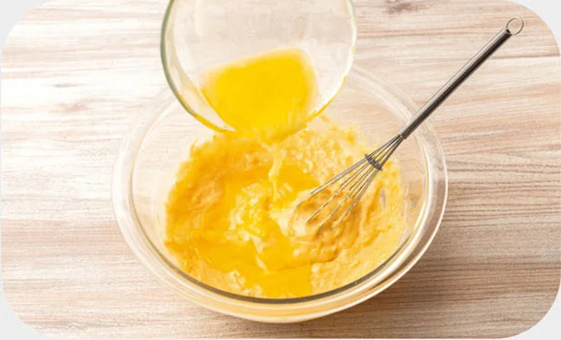 Bを加えてダマがないように混ぜ、最後に溶かしたバター50g を加え混ぜる