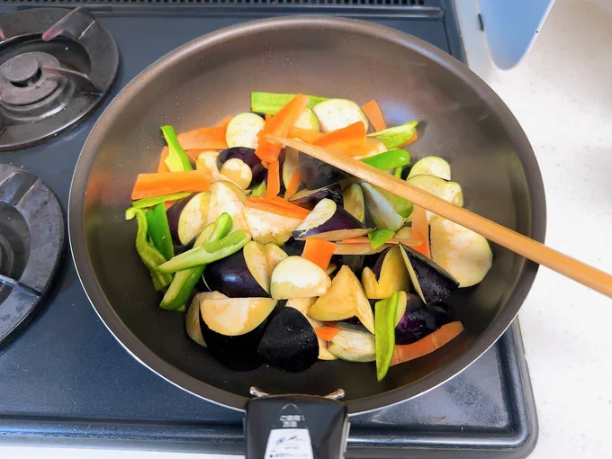  大きめのフライパンでまずは野菜を炒めて