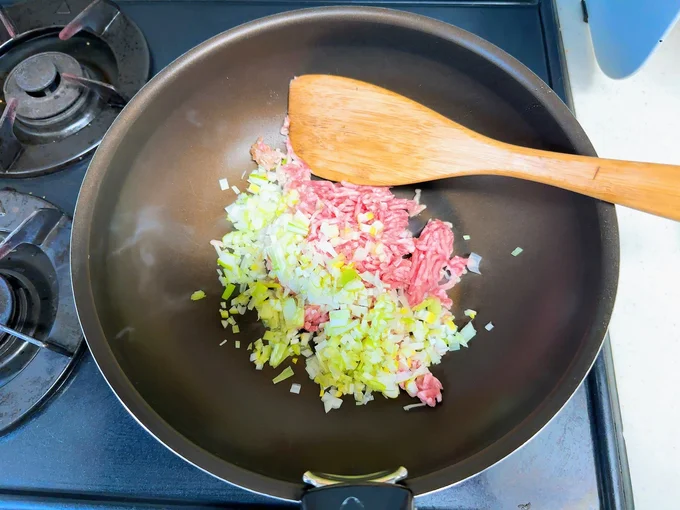 ひき肉の色が変わるまで炒め合わせる