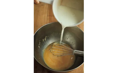 溶きほぐした卵とグラニュー糖を混ぜ、温めた牛乳を少しずつ加えて混ぜる