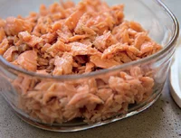 魚をゆでて作るから、後片付けが超ラク！「塩鮭そぼろ」をポテトサラダ＆卵焼きにアレンジ