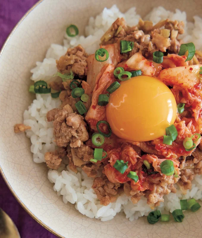 一人ランチにおすすめのお手軽レシピ「豚そぼろのビビンバ風丼」