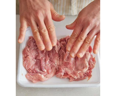 豚肉はパックに入れたまま入れたまま下味をもみ込む