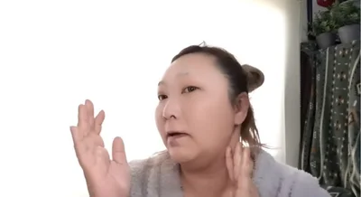 このとき、輪郭の境目や首にもしっかり塗るのを忘れずに！