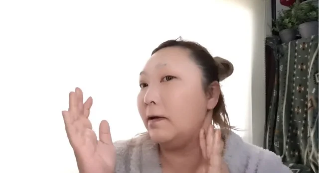 このとき、輪郭の境目や首にもしっかり塗るのを忘れずに！