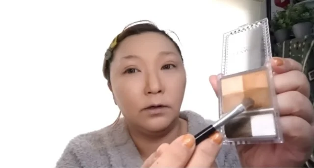 次に、パレットの濃いめのカラーを使って…