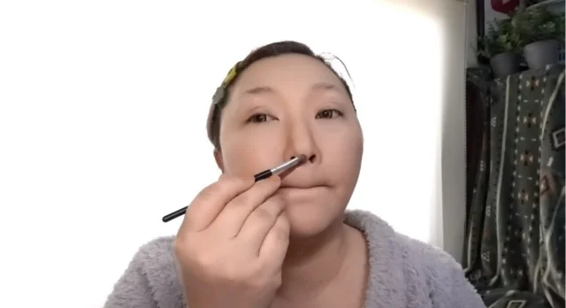 鼻の下にノーズシャドウを入れます。これで陰影のあるお顔立ちのベースができました！