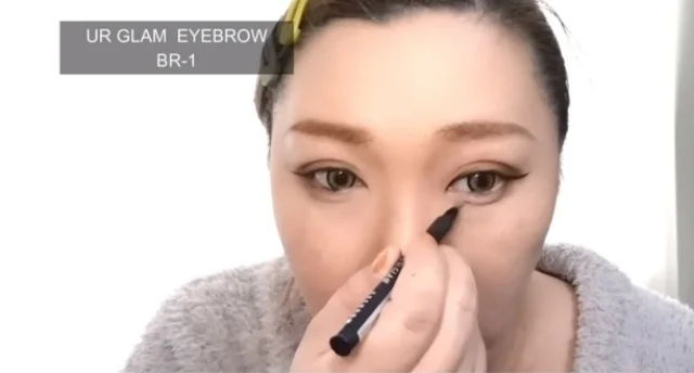涙袋をはっきりさせるためラインを引くのに使うのはUR GLAM（なんと100均コスメ！）のアイブロウ