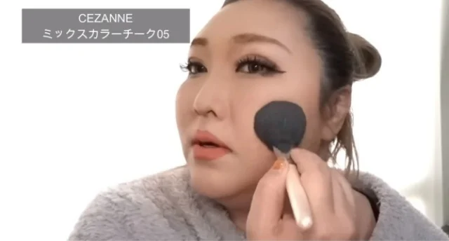 チークは濃いめにすることで、写真に撮られたときに色が飛ぶのを防げるそう。使用したのはセザンヌのもの