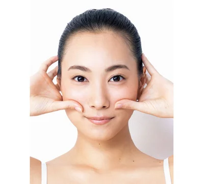 1．両手の親指の腹をほお骨の下に