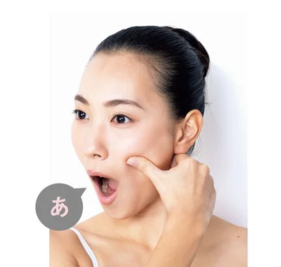 2．親指と人さし指で筋肉をしっかり挟む