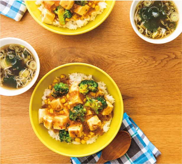 ブロッコリーとコーン入り麻婆丼、ねぎとわかめの中華スープ