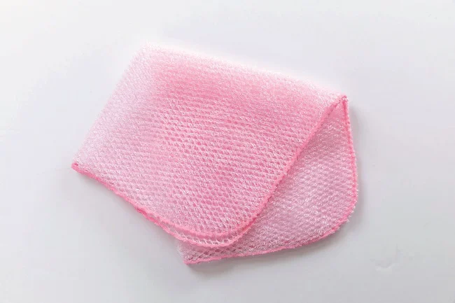 プロが愛用する「水切れ 泡立ちの良い食器洗いメッシュ」約縦30×横30㎝ ¥350(編集部調べ)/レック