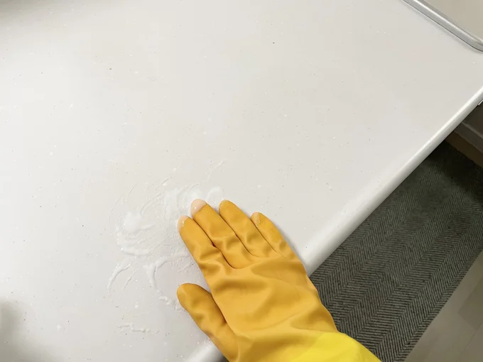 ゴム手袋にとって直接クルクルとワークトップを磨いていきます