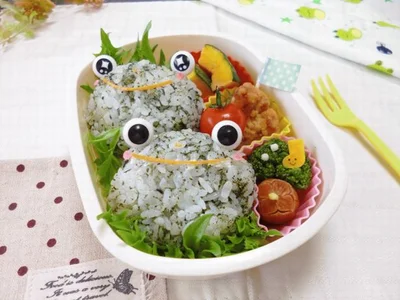 「雨の日の定番」にすれば、メニューに悩むこともなくなるかも!?　キャラ弁「カエルちゃんのおベント」（投稿者：しょぉさん）