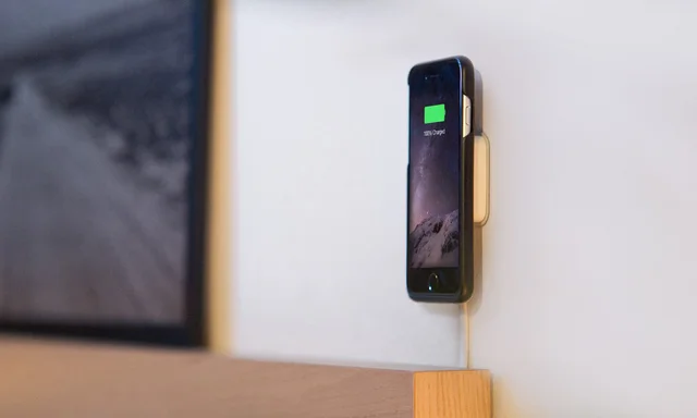 貼り付けるだけでスマホ充電！ 挿さない置かない充電器がこんなに便利だったなんて
