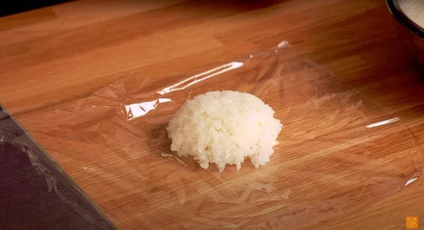 広げたラップの中央に熱々のごはんをのせる▶広げ方のコツは…?