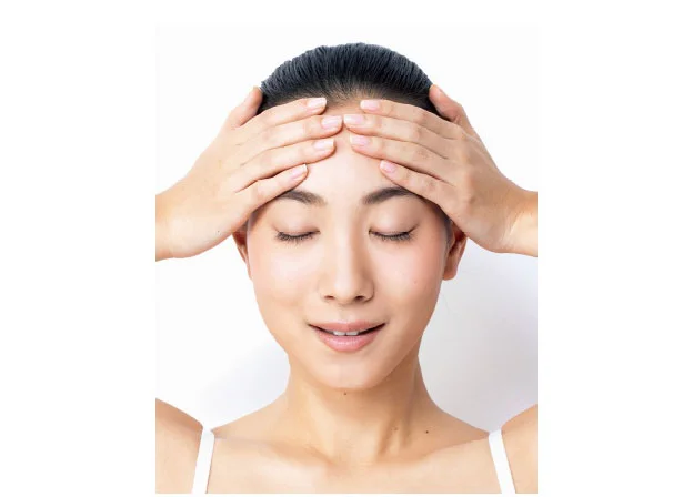 【まぶた筋ほぐし】1.両手で額が動かないように押さえる